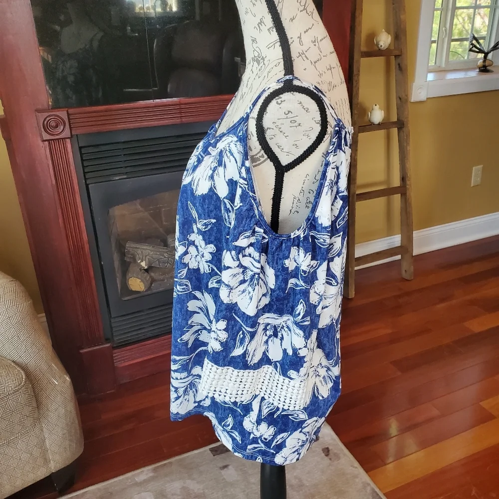 Harlow & Rose Blue White Floral Cold Shoulder Top Size Large